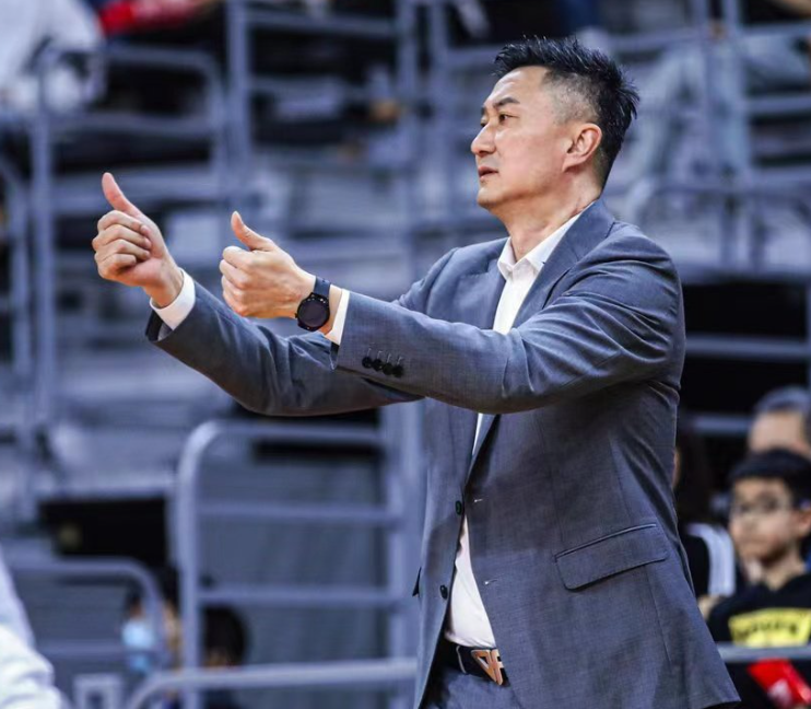 PG游戏官网登录入口-退役老将重返球队，传授经验指导新人